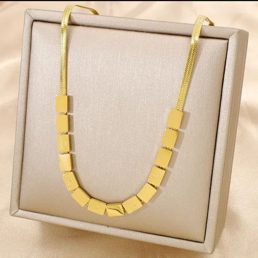 New Luxury Feel Gold Letter Necklace Women's Block Snake Bone Design High-End Fashion Collarbone Chain LOVENicheDesign